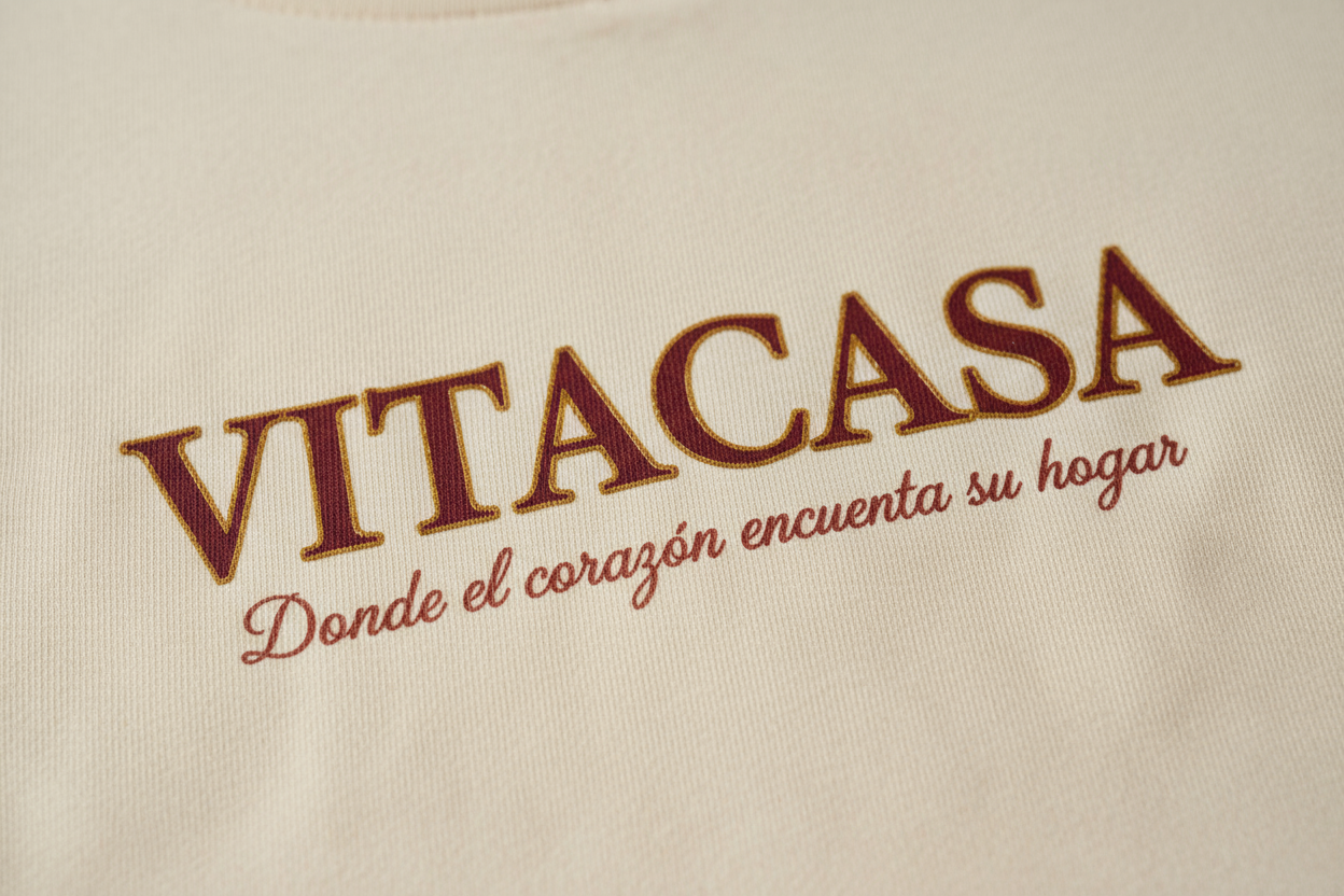 haz una imagen que se aprecie la calidad del proceso de impresion de una camiseta donde ponga VITACASA y tenga una frase emocional para un ser querido